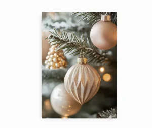 Juleplakat med klassiske juledekorationer i varme og hyggelige farver.