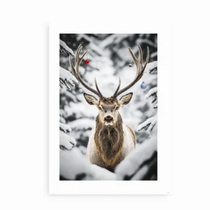 Plakat af hjort i sneklædt landskab med julepynt i gevirerne, klar til ophængning.