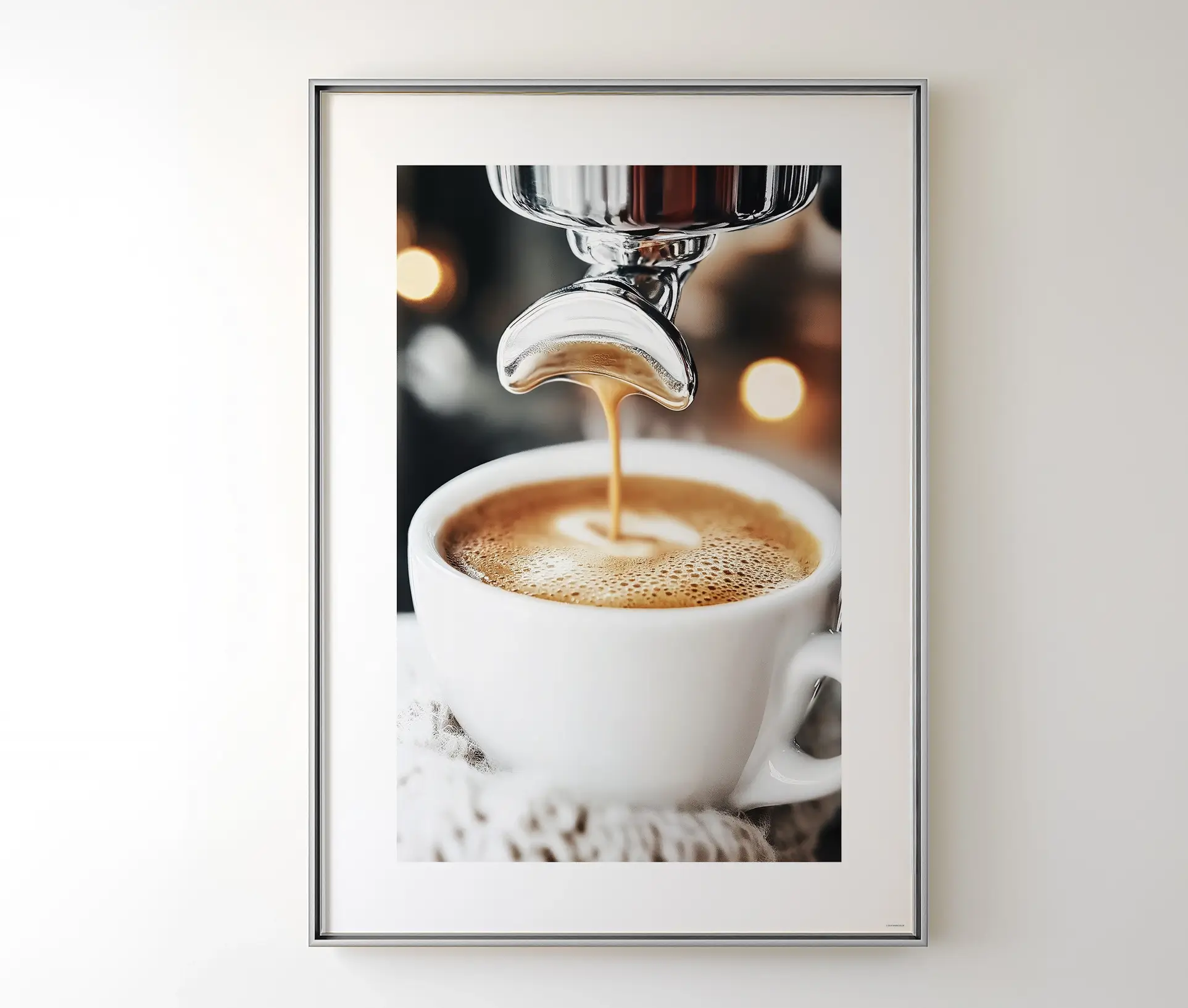 Espresso plakat med hvid kop og bokeh-effekt, hængende i køkkenet.