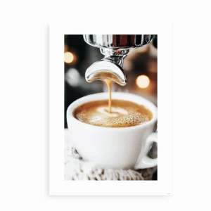Espresso plakat med nærbillede af espresso, der hældes i en hvid kop.