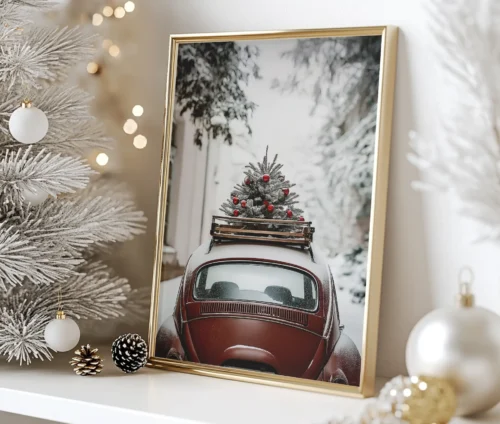 Retro juleplakat med bil og juletræ placeret i en ramme ved siden af julepynt.