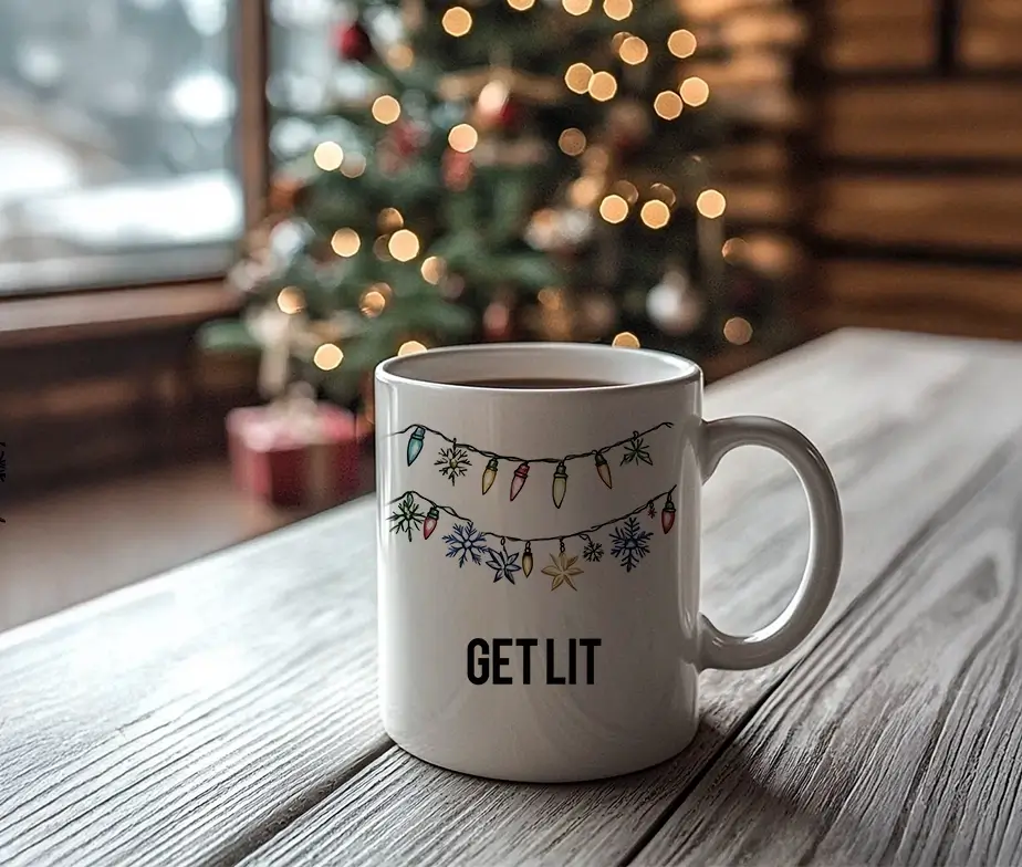 Julekrus med teksten "Get Lit" og farverige lyskæder, perfekt til julens varme drikke.