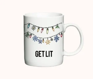 Hvidt krus med "Get Lit" tekst og lyskæder, perfekt til jul og vinterhygge.