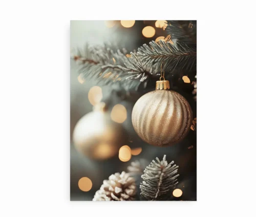 Juleplakat med glaskugler og et juletræ i klassisk og moderne stil.