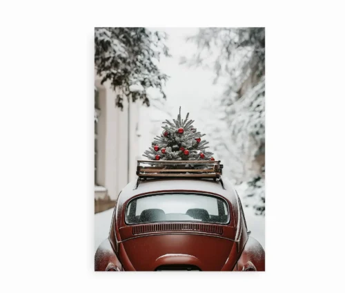 Folkevpgn med juletræ på taget omgivet af julepynt og vinterstemning.