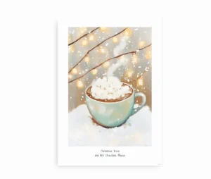Plakat med varm kakao i en grøn kop, omgivet af sne og julelys.