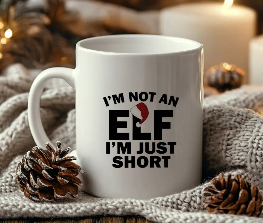 Hvidt julekrus med teksten "I'm Not an Elf, I'm Just Short."