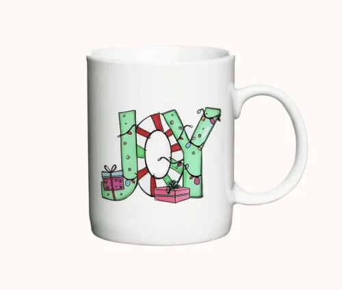 Hvidt julekrus med "JOY" design og farverige gaveillustrationer, perfekt til varme drikke.