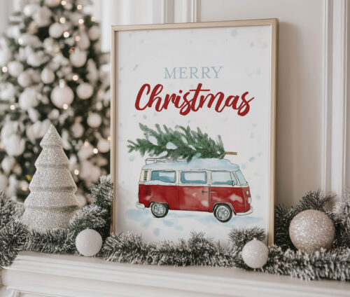 Indrammet juleplakat med retro van og juletræ, pyntet på en kamin.