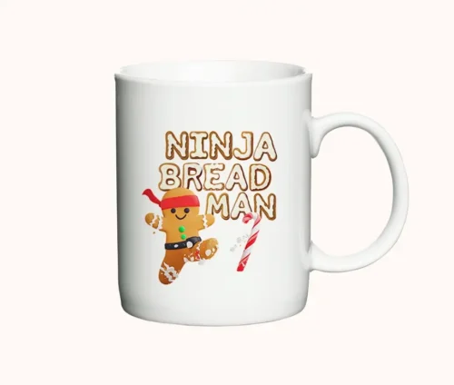 Hvidt krus med tekst "Ninja Bread Man" og peberkagemand ninja-design.