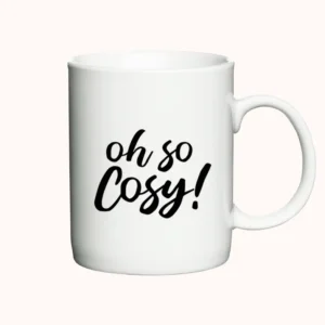 Hvidt krus med teksten "Oh So Cosy!" i enkel sort skrift, ideelt som julekrus.
