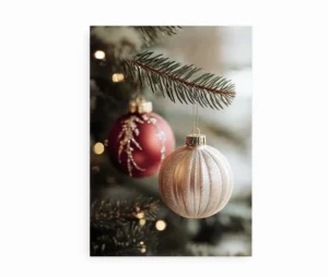 Juleplakat med elegante juleornamenter i varme og kølige farver.