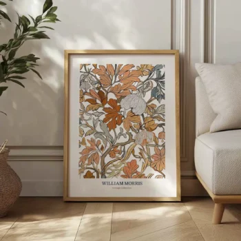 William Morris plakat med blomstermønster, lænet mod væg ved siden af sofa.