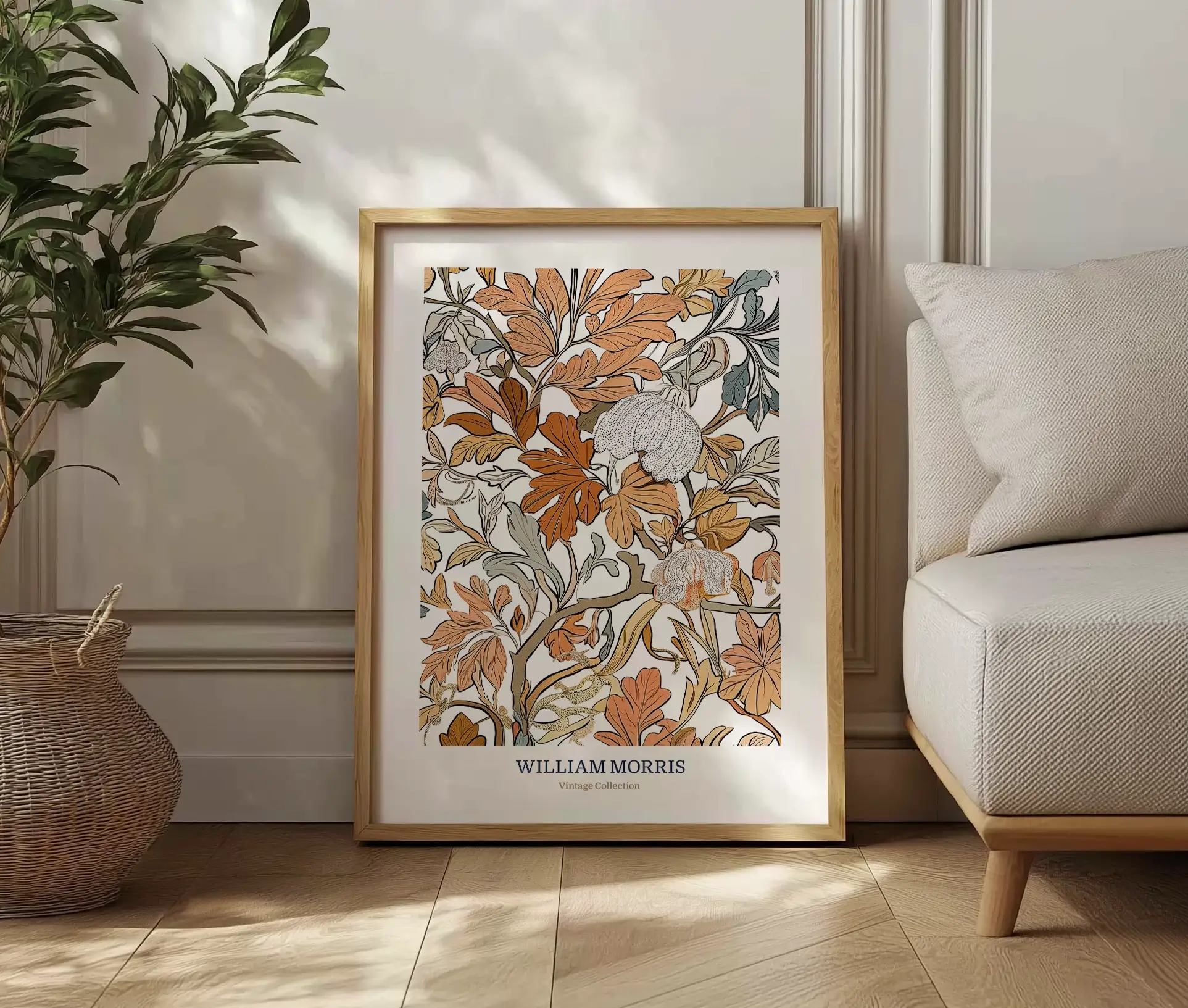 William Morris plakat med blomstermønster, lænet mod væg ved siden af sofa.