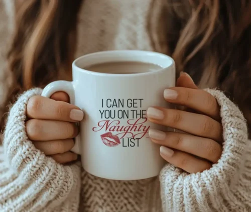 Kvinde holder et julekrus med "I can get you on the Naughty List" tekst og kys-motiv.