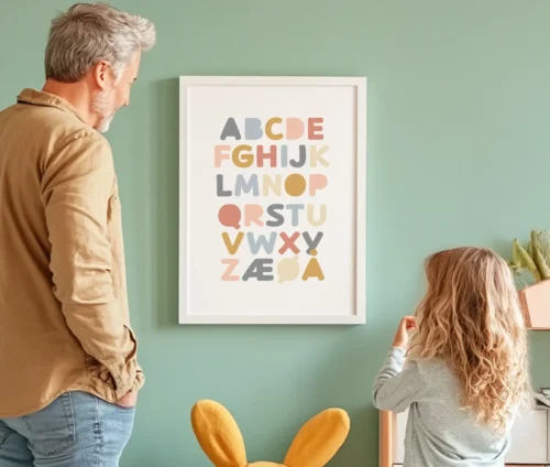 ABC alfabet plakat på grøn væg med voksen og barn, designet i afdæmpede farver.