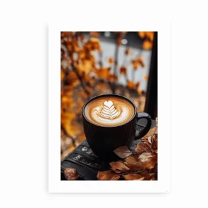 Nærbillede af kaffeplakat med mørk kop latte og latte art omgivet af efterårsblade.