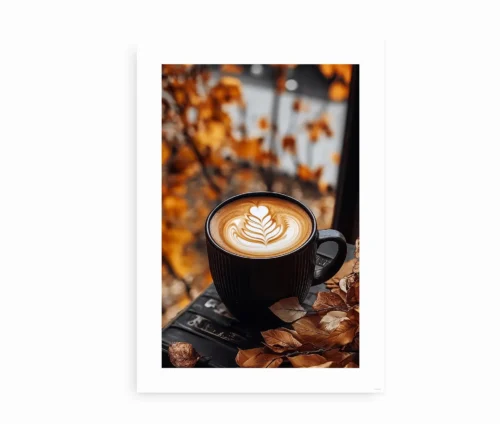 Nærbillede af kaffeplakat med mørk kop latte og latte art omgivet af efterårsblade.