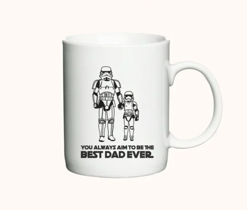 Hvidt krus med to figurer og teksten "You always aim to be the best dad ever".