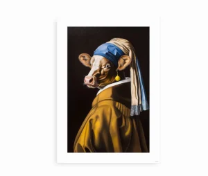 Plakat af en ko med perleørering og turban inspireret af det ikoniske maleri.