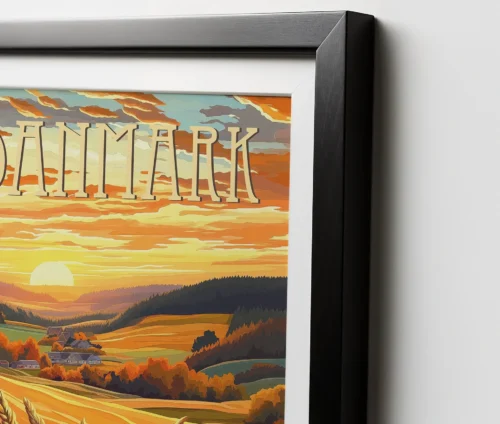 Nærbillede af Danmark-plakat med solnedgang over kornmarker og dansk natur.