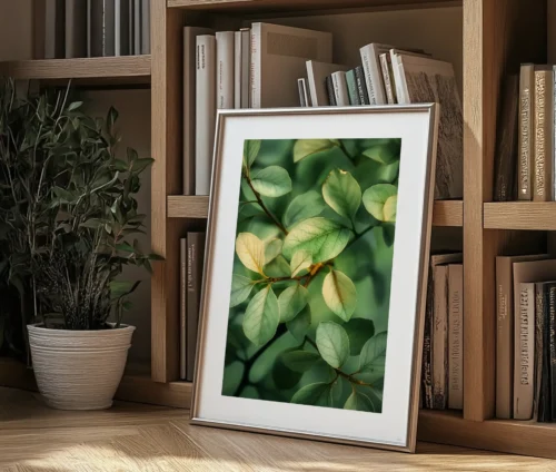 Bladkunst på en elegant plakat med fokus på naturlige toner og subtile detaljer.