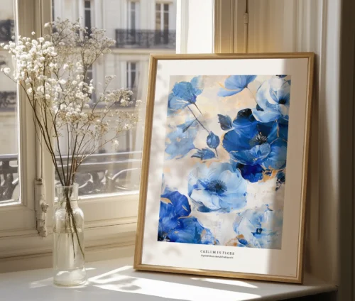 Kunstplakat med blå blomster og subtile gyldne detaljer i en minimalistisk opstilling.
