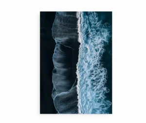 Minimalistisk kunstplakat med bølger og vulkansk sand fra Island.