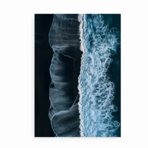 Minimalistisk kunstplakat med bølger og vulkansk sand fra Island.