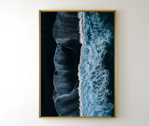 Kunstplakat med vulkansk sand og skummende bølger inspireret af Islands natur.