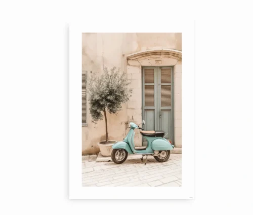 Vintage Vespa plakat med scooter placeret ved siden af en pastelfarvet bygning.