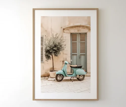 Klassisk Vespa scooter foran en italiensk bygning med oliventræ i potte.