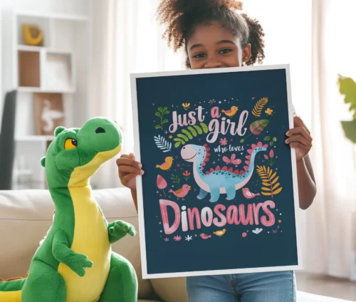 Pige, der holder en farverig dinosaur-plakat med teksten "Just a Girl Who Loves Dinosaurs".