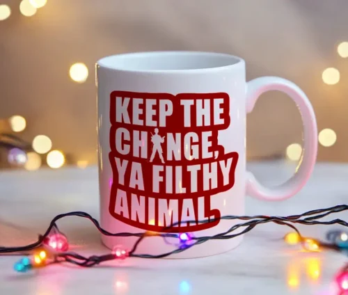 Julekrus med rød tekst "Keep the Change, Ya Filthy Animal" inspireret af Home Alone, omkranset af julelys.