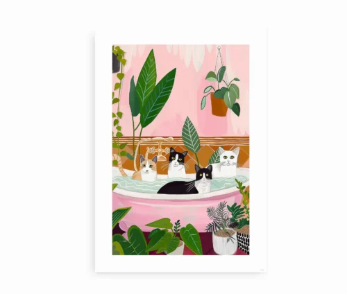 Plakat med fire katte i badekar, lyserød baggrund og grønne planter.