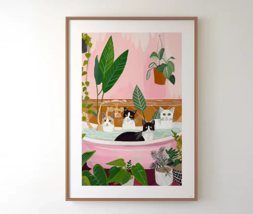 Nærbillede af Love in a Tub-plakat med katte i badekar i en træramme på væg.