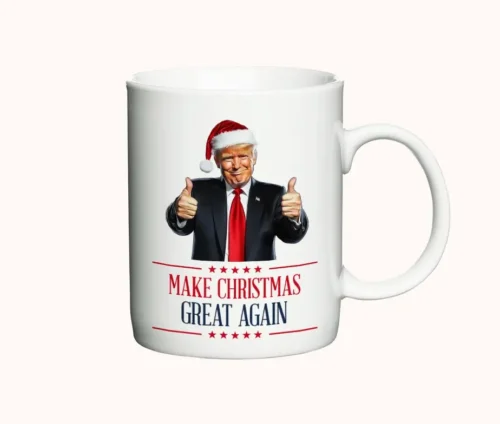Hvidt keramikkrus med Donald Trump i nissehue og teksten "Make Christmas Great Again", inspireret af hans slogan.