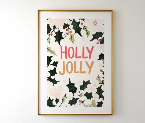 Holly Jolly juleplakat indrammet i en elegant guldramme på en hvid væg.