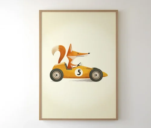 Plakat med ræv i en retro racerbil, indrammet og hængt på væggen.