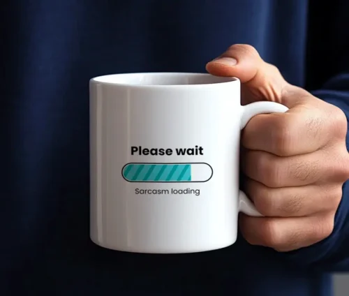 Hvidt krus med teksten "Please Wait... Sarcasm Loading" og en blå loading-bar.