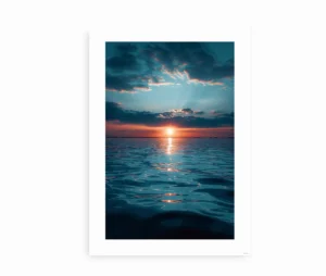 Plakat af en skandinavisk solnedgang med refleksion i havet, blå og orange toner.