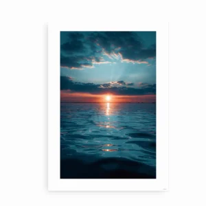 Plakat af en skandinavisk solnedgang med refleksion i havet, blå og orange toner.