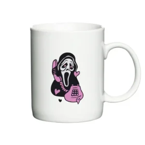 Hvidt krus med sort Scream-motiv og lilla detaljer, set fra siden.