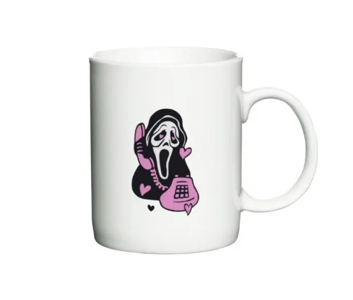 Hvidt krus med sort Scream-motiv og lilla detaljer, set fra siden.