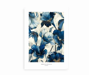 Kunstplakat med blå hibiscusblomster og gyldne detaljer på en lys baggrund.
