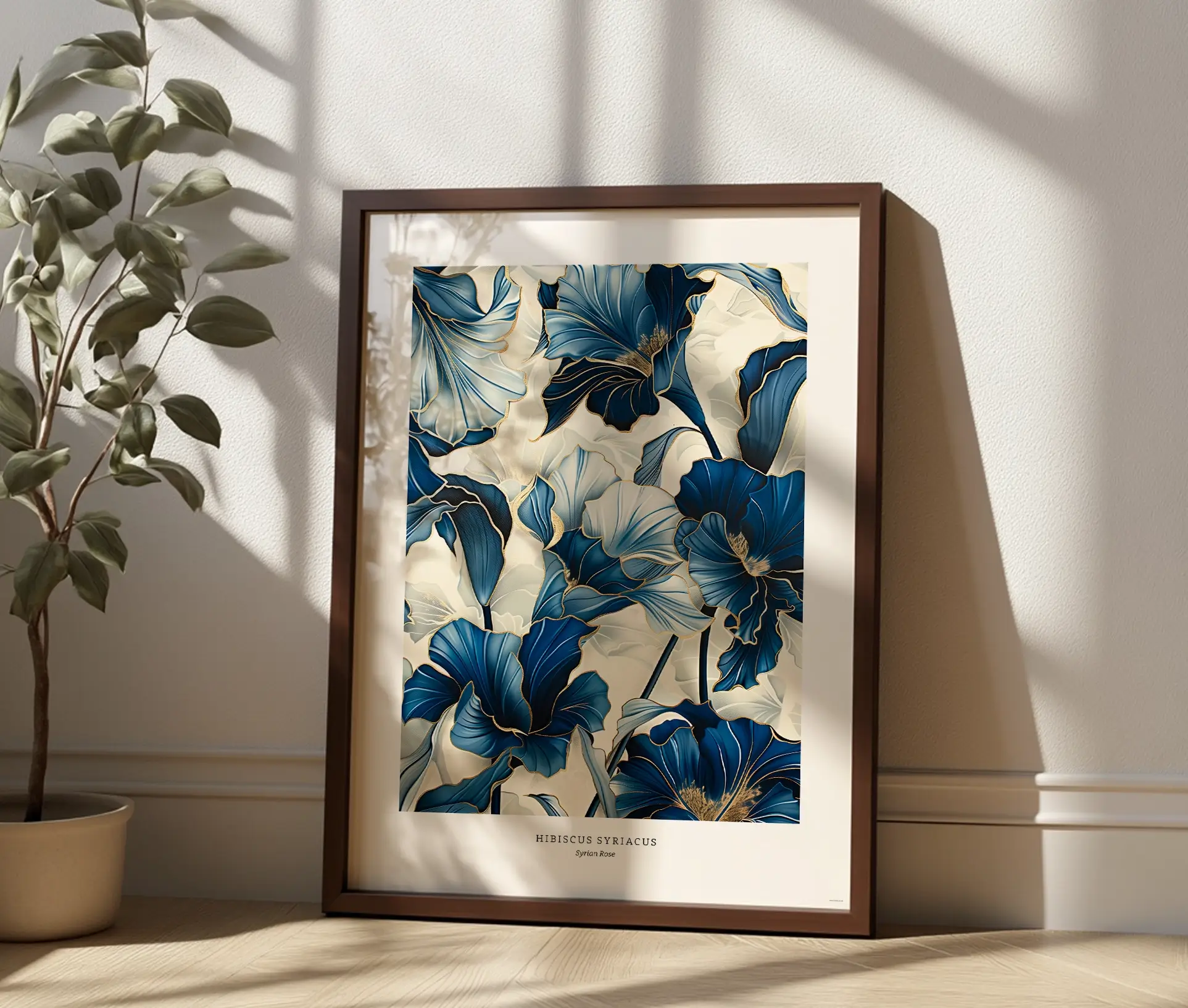 Kunstplakat med blå hibiscusblomster og gyldne accenter i en minimalistisk opstilling.