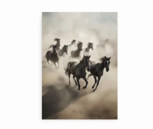 Stemningsfuld kunstplakat med dramatiske løbende heste.