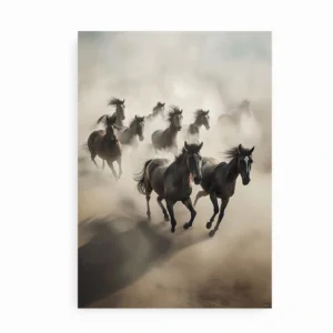 Stemningsfuld kunstplakat med dramatiske løbende heste.