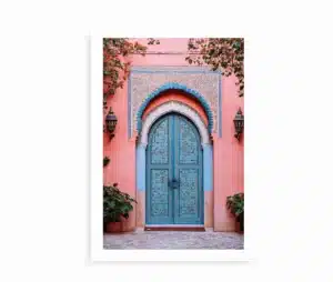 Minimalistisk plakat med en marokkansk blå dør mod en lyserød væg.