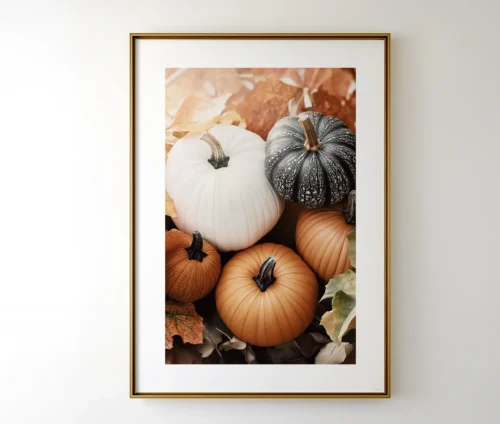 "Autumn Pumpkins"-plakat i guldindramning hænger på en væg og bringer efterårsstemning til rummet.
